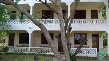 Hill Park Hotel - Tiwi Beach Exterior photo