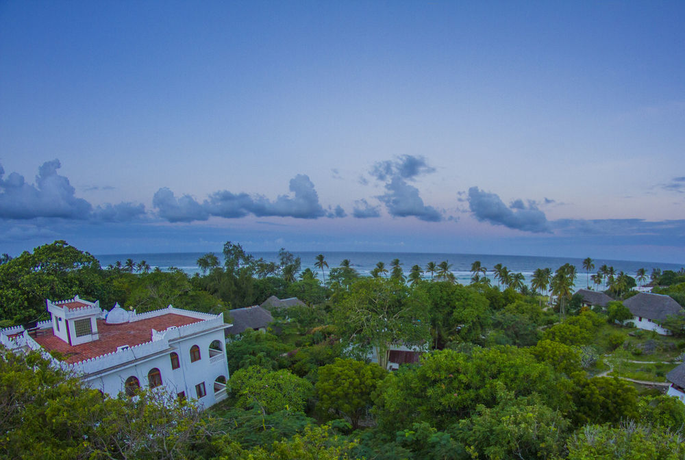 Hill Park Hotel - Tiwi Beach Exterior photo