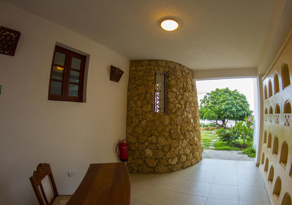 Hill Park Hotel - Tiwi Beach Exterior photo